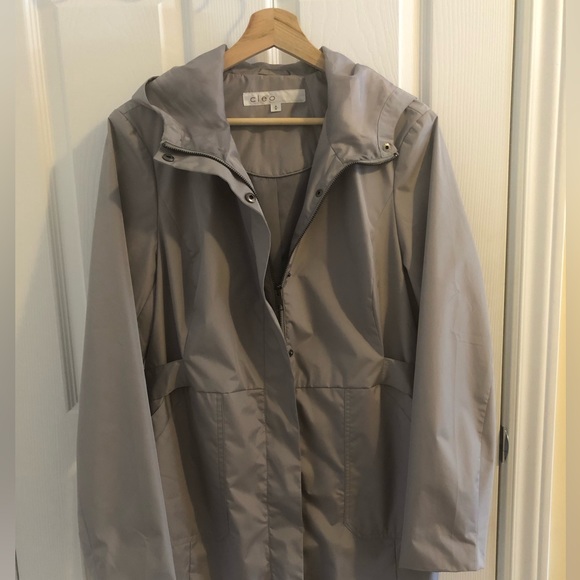Women’s rain jacket- it’s almost new! ☔️ - Picture 3 of 3